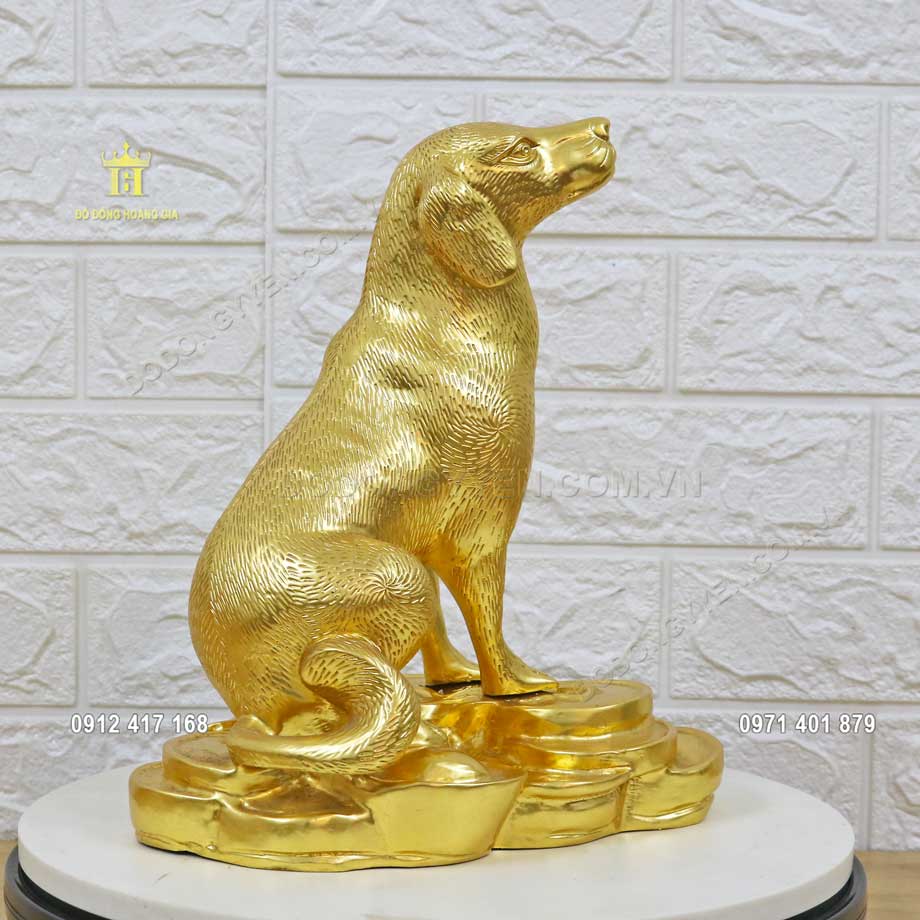 Tượng ch&oacute; mạ v&agrave;ng được đ&uacute;c với tư thế ngồi tr&ecirc;n đống v&agrave;ng